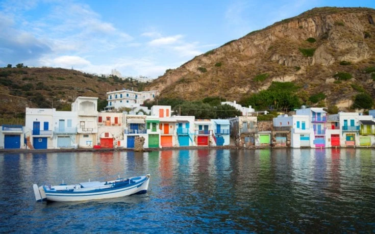 Το πολύχρωμο ψαροχώρι της Μήλου που είναι σαν καρτ ποστάλ